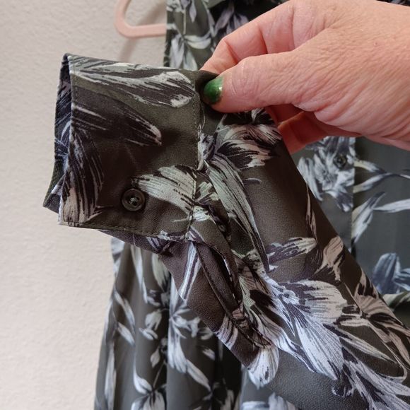 Banana Republic Factory Blouse Size Small Cold Shoulder Button Up Floral Green - Picture 9 of 12